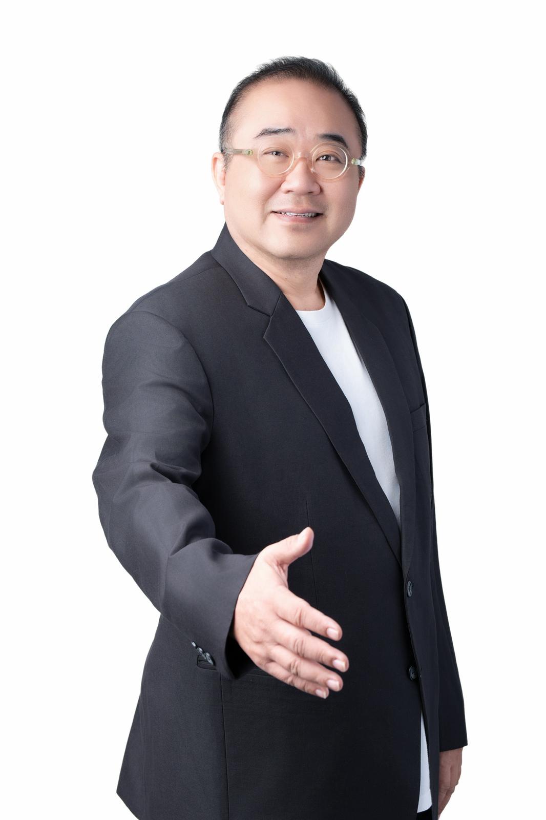 Colin Choo extending a handshake to welcome a free property consultation